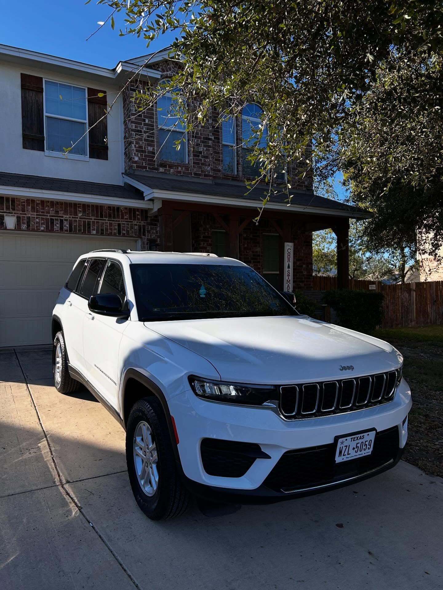 White Jeep Grand Cherokee exterior detail
